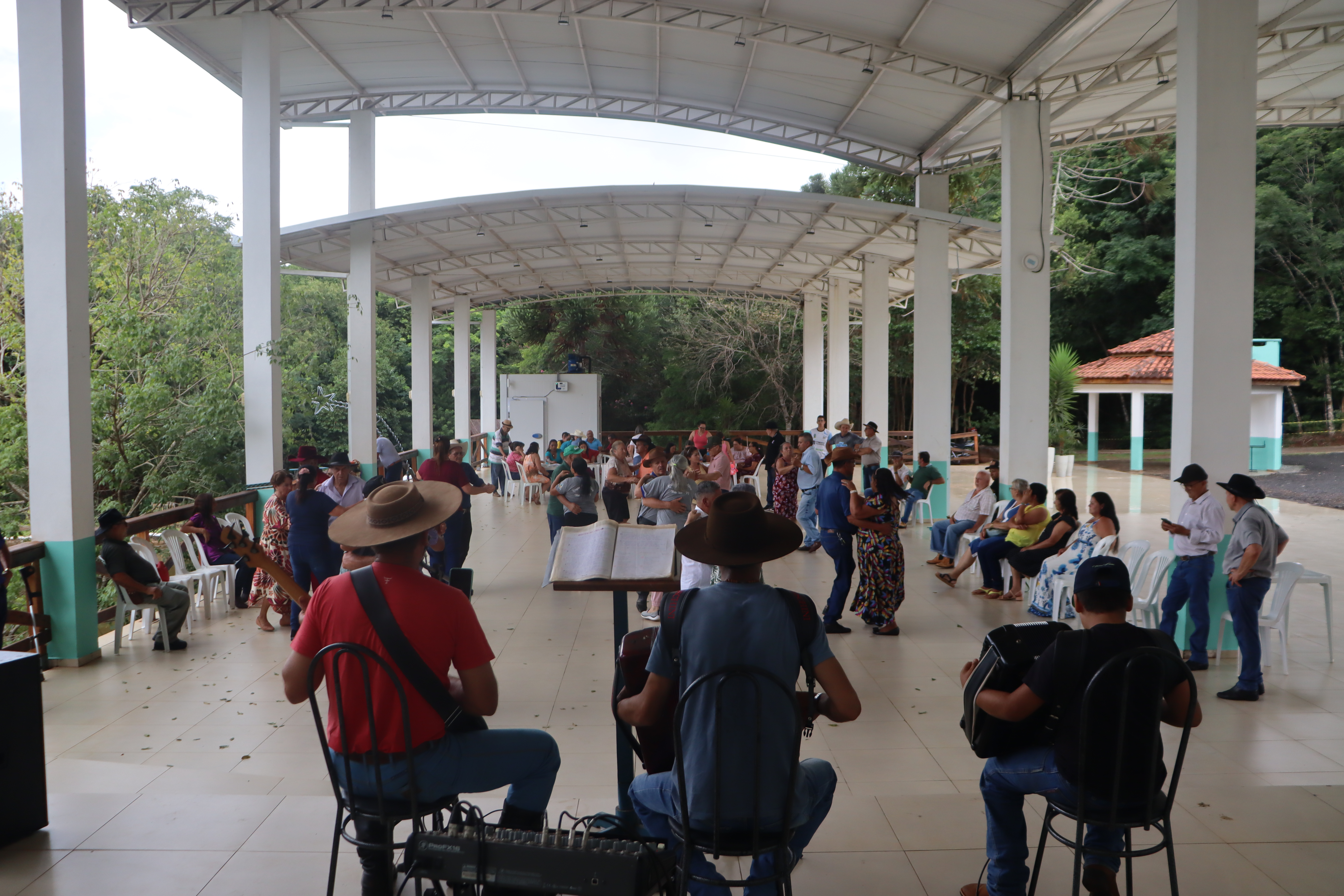 CRAS realiza Baile da Terceira Idade com o Grupo Vida Ativa e reúne idosos em tarde de confraternização
