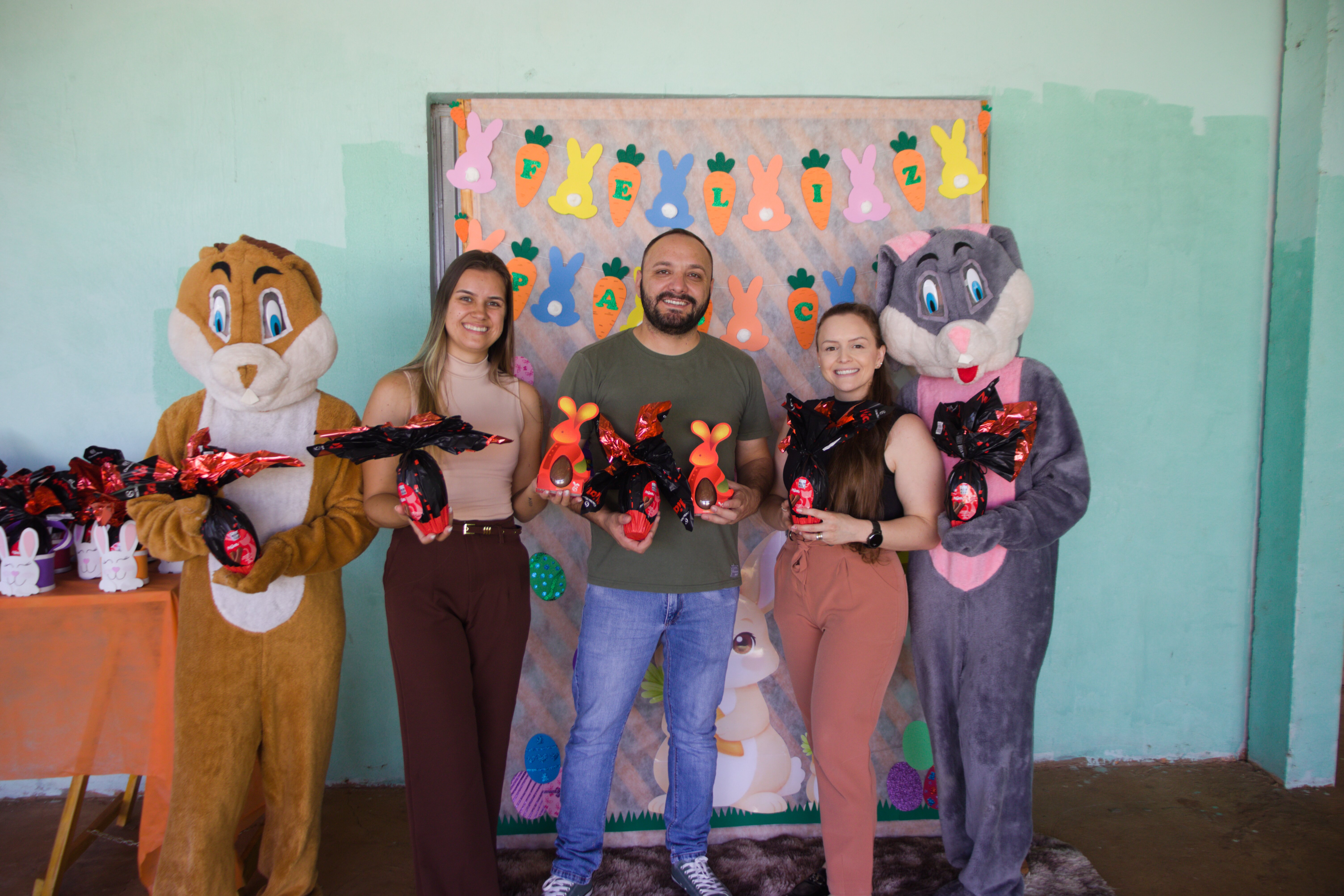 Prefeitura leva alegria da Páscoa às escolas com entrega de ovos para alunos da rede municipal e estadual