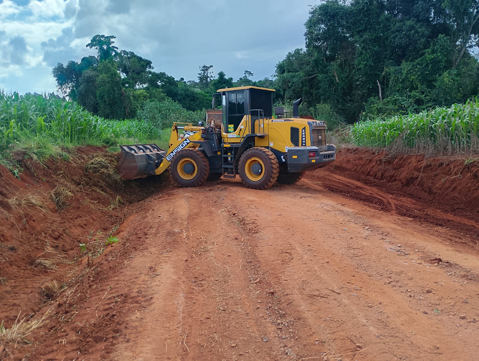 Secretaria de Obras realiza manutenção nas estradas da Jacutinga