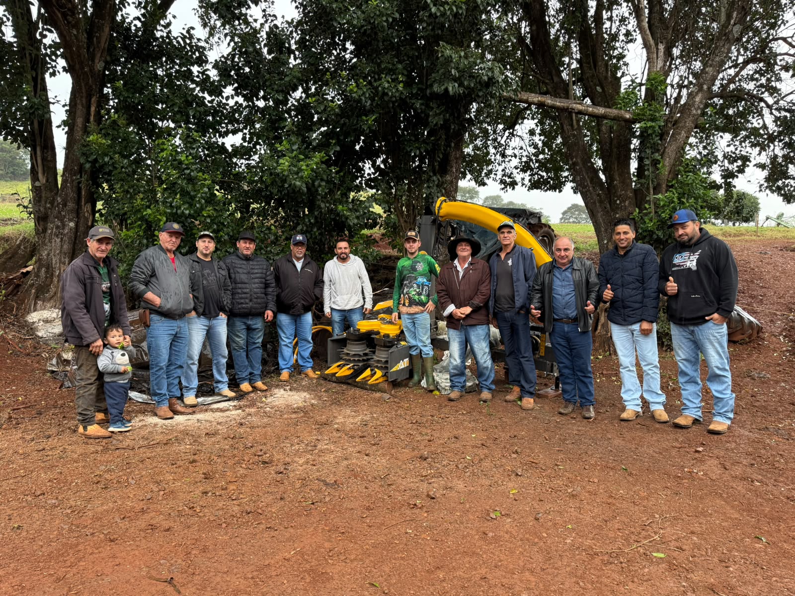 Prefeitura fortalece a produção leiteira com entrega de equipamentos para produtores rurais